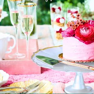 Plato de Plástico PP Blanco de Lujo Moderno y Ecológico de 13 Pulgadas para Fiestas y Banquetes, con Borde Dorado y Diseño Floral Ondulado para Bodas - Product Image 4