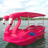 Bateau à pédales de style flamant rose avec corps en PE pour 4 personnes, conçu pour une utilisation commerciale dans les parcs aquatiques et les loisirs familiaux