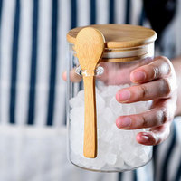 Pot de conservation alimentaire en verre recyclable et écologique fait à la main avec couvercle et cuillère en bambou pour la préservation de la fraîcheur