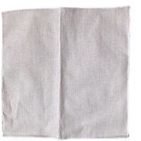 Foulard carré en tissu blanc tie-dye pour la maternelle, idéal pour la peinture à la main, le graffiti et la teinture par frottement, un article éducatif.