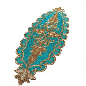 Camino de Mesa Hecho a Mano con Cuentas, Forma Ovalada, Bordado Floral Turquesa y Dorado, Decoración para el Hogar - Product Image 1