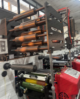 Presse d'impression flexographique horizontale à servomoteurs complets pour l'impression de films plastiques PET, OPP et d'autocollants