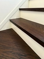 Escaliers en colimaçon modernes en bois massif, design durable et écologique, caractéristiques de sécurité, garde-corps en bois, utilisation intérieure, hôtel, résidentiel, total