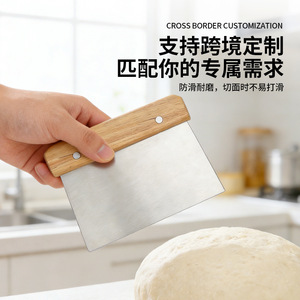 Racloir de cuisine Chef Season Show en acier inoxydable avec manche en bois épaissi pour la pâte à pâtisserie, les gâteaux et la farine - Product Image 4