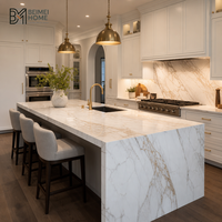 Armoires de cuisine modernes blanches sur mesure, îlot cascade de luxe en marbre, placards de cuisine en bois massif et contreplaqué pour villa