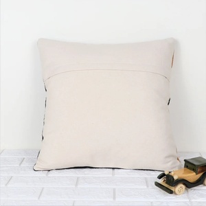 ปลอกหมอนอิงตกแต่งลายปะติดสีดำและเหลืองมัสตาร์ดสไตล์โบโฮ ทำด้วยมือ - Product Image 4