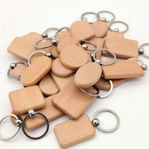Porte-clés personnalisable en bois écologique avec motif licorne et cheval à bascule, mignon et sécurisé pour la livraison - Product Image 4