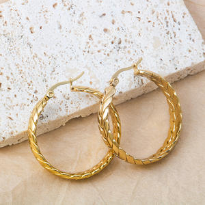 Aretes de Aro Gruesos con Tejido Trenzado Minimalista de Moda PUXIN, Aretes de Aro de Acero Inoxidable Chapados en Oro de 18K para Mujer - Product Image 4