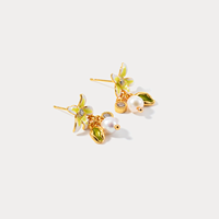 Anting-anting gantung motif bunga enamel musim panas yang sedang tren, dengan aksen mutiara dan kristal, berlapis emas, untuk wanita, perhiasan telinga sehari-hari.