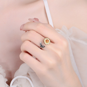 Bagues ajustables pour femmes en forme de tournesol rotatif, micro-incrustation de zircon rouge, bijoux en cuivre plaqué or pour le stress ou l'anxiété - Product Image 2