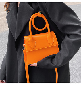 <span class=keywords><strong>Sac</strong></span> à <span class=keywords><strong>main</strong></span> <span class=keywords><strong>tendance</strong></span> en cuir uni avec mini rabat, anse annulaire et bandoulière réglable – Idéal pour le quotidien et les rendez-vous, élégant et mignon - Product Image 5