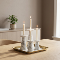 Ensemble de porte-bougies en marbre de qualité supérieure avec plateau décoratif en métal pour centre de table, décoration intérieure élégante et salle à manger.