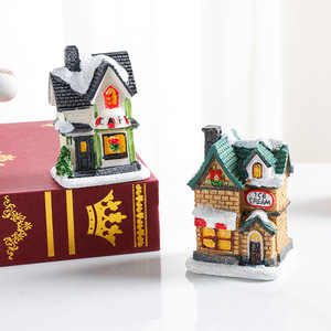 Nouvelle décoration de fenêtre de maison miniature lumineuse de Noël transfrontalière, petite maison en résine pour décoration de Noël, petit cadeau - Product Image 4