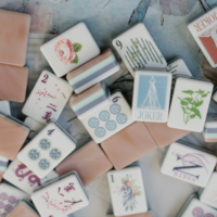 Atelier De Maison Mah Jong : Ensemble de tuiles et tapis de Mahjong, Tuiles de Mahjong américaines gravées