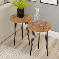 Ensemble de 2 tables d'appoint rondes en bois de pin avec pieds en métal noir pour les petits espaces comme table d'appoint de canapé ou de chevet