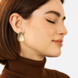 Boucles d'oreilles minimalistes en acier inoxydable, or, 3,00 cm, bijoux tendance printemps-été - Product Image 2