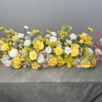 Chemin de table luxueux en fleurs artificielles avec arrangement floral saisonnier pour la décoration d'événements