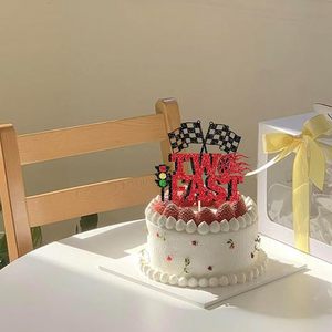 Décoration de gâteau pour 2ème anniversaire sur le thème de la voiture de course pour garçons : Roue scintillante, feux de circulation, drapeau à carreaux - Product Image 3