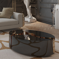 Table basse contemporaine inspirée des formations karstiques avec finition laquée noire et intérieur en laiton poli
