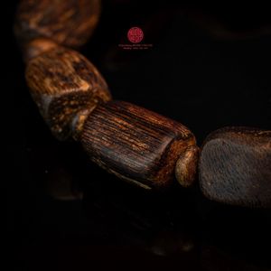 สร้อยข้อมือไม้กฤษณาสำหรับผู้ชาย งานแฮนด์เมด ขนาดกลาง ประณีต สวยงาม ทำจากไม้ธรรมชาติ คุณภาพสูง - Product Image 3