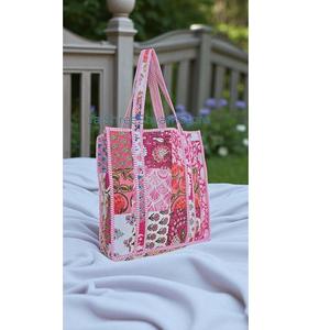 Bolso de hombro acolchado de algodón con estampado floral artístico hecho a mano, diseñado para uso diario, viajes y fácil transporte. - Product Image 1