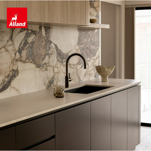 Mobile da Cucina Alland Stile Mashup in Impiallacciatura di Rovere Bianco Caldo con Backsplash in Marmo e Isola Curva Scanalata in Lacca Nera - Product Image 4