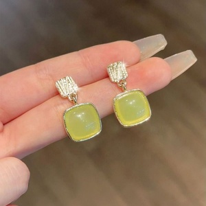 Pendientes de tuerca geométricos elegantes y sencillos de aleación de zinc chapados en oro cuadrados para mujer, con jade Hetian, novedad 2025 - Product Image 1