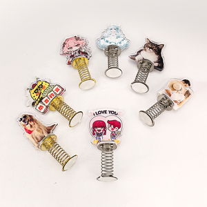 Accessoires de présentation en plastique durable avec logo personnalisé pour anime, TV, jeux, films, incluant des figurines de robots, des téléphones et des objets divers inspirés de la culture populaire - Product Image 1