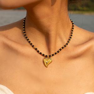 Nuevo Collar Europeo y Americano con Colgante de Corazón Tridimensional en Acero Inoxidable y Oro de 18K con Cuentas de Ágata Negra - Product Image 1