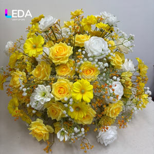 Bouquet de fleurs artificielles en soie jaunes personnalisées LEDA pour centre de table de mariage et décoration de mariage - Product Image 2