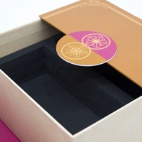 Boîtes cadeaux rigides en carton ondulé avec laminage mat personnalisé, impression en relief, matériaux recyclés, emballage alimentaire
