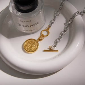 Collier pendentif bicolore en acier inoxydable avec motif doré pour un usage quotidien - Product Image 4