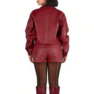 ชุดเซ็ต 2 ชิ้นหนังเทียม PU สำหรับผู้หญิง - เนื้อผ้าทอลายและกางเกงขาสั้นเอวสูง ชุดเสื้อผ้าแฟชั่นสำหรับผู้หญิง - Product Image 3