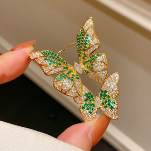 Broches Premium Coreanos Verde Esmeralda Luxo Acessível Broche Duplo de Borboleta Dourado Elegante Presente Temático Feminino ALN26020273 - Product Image 1