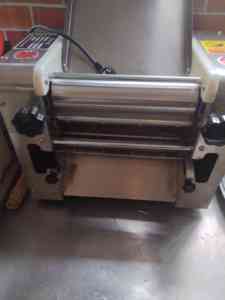 Laminadora de Masa Eléctrica Comercial Automática de Sobremesa para Pastelería y Pizza - Product Image 3