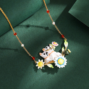 Collier pendentif chien bouledogue en émail avec fleur marguerite, bijou floral mignon pour femme - Product Image 4