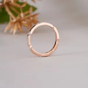 Bague en or rose à trois pierres serties de diamants pour femme, bijoux minimalistes empilables pour mariage et anniversaire - Product Image 3
