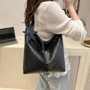 กระเป๋าโท้ทขนาดใหญ่ทันสมัยสำหรับผู้หญิง, กระเป๋าสะพายไหล่แฟชั่นสไตล์เกาหลีใหม่ประจำฤดูใบไม้ผลิ/ฤดูร้อนปี 2026, กระเป๋าใต้วงแขนสไตล์เรโทร - Product Image 1