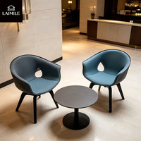 Chaise d'appoint moderne avec dossier ajouré, revêtement en cuir PU et tissu, pieds en bois, pour salon et salle à manger
