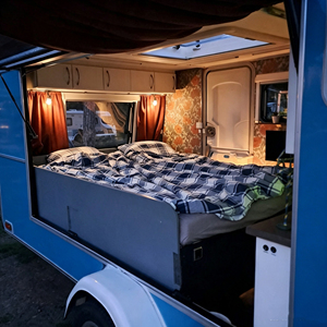 Piccolo Rimorchio da Campeggio con Spazio Abitativo Laterale Aperto, Camper Leggero Trainabile per Pernottamenti in Pieno Bosco, Tour in Caravan - Product Image 6