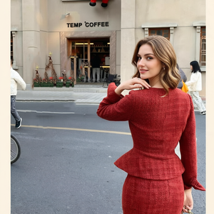 Elegante Completo da Donna, Cappotto Invernale, Look Lussuoso, Top Rosso con Scollo a V, Soprabito Abbinato a Pantaloni Capri, Set Due Pezzi - Product Image 2