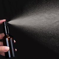 Bouteille en verre vert écologique de 100 ml avec pulvérisateur en aluminium noir brillant pour la vente en gros de toner pour soins de la peau, brume aux herbes
