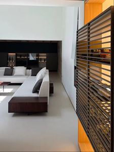 Armoire à vin encastrée en bois, design moderne, minimaliste et élégant, avec éclairage LED et étagères en verre. - Product Image 3