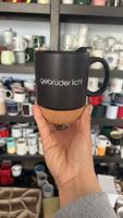 Livraison à temps, logo personnalisé, tasse à café en céramique blanche brillante/mate de 15 oz avec fond en liège et couvercles noirs pour cadeau d'entreprise