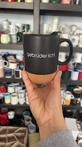 Consegna Puntuale Tazza da Caffè in Ceramica Bianca Lucida/Opaca 15oz con Logo Personalizzato, Base in Sughero e Coperchi Neri per Regali Aziendali - Product Image 6