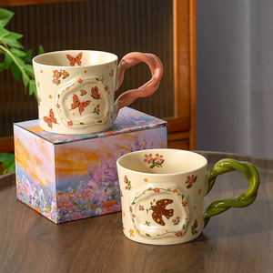 Tazza da Caffè in Ceramica Personalizzabile con Disegno di Uccelli in <span class=keywords><strong>Volo</strong></span>, Farfalle e Fiori Dipinti a Mano, Manico Intrecciato, Stile Foresta, Regalo per Ragazze - Product Image 1