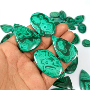 Piedra de Malaquita Natural al por Mayor, Gema Verde Pulida para Diseño de Joyería, Artesanía y Envoltura con Alambre - Product Image 1