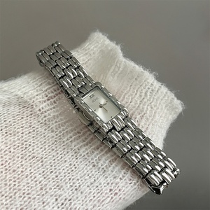 Nouvelle Montre à Quartz Rectangulaire Simple et Tendance avec Bracelet en Alliage, Style Vintage Petit Sucre, Montre Dorée pour Femme - Product Image 5