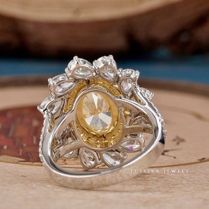 แหวนเพชรดีไซน์ทันสมัย พร้อมวงแหวนเรียบหรูและพลอยทรงกลมเจียระไนอย่างประณีต เพื่อลุคสมัยใหม่ - Product Image 2