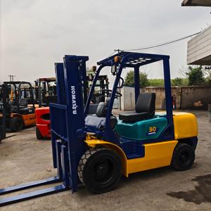 Chariot élévateur Komatsu FD30 de 3 tonnes avec moteur diesel, déplaceur latéral hydraulique, pneus pleins, mât à deux étages - Hydraulique stable - Product Image 4